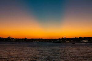 istanbul horisont. anticrepuskulär solstrålar över de istanbul på solnedgång foto