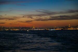 istanbul solnedgång se. stadsbild av istanbul på solnedgång från en färja på bosphorus foto