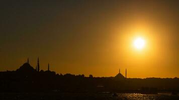 silhuett av istanbul på solnedgång. ramadan eller islamic bakgrund Foto. foto