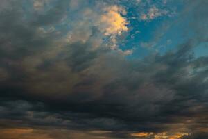 dramatisk clouds på soluppgång. morgon- himmel se. storm begrepp Foto