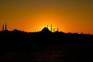 istanbul på solnedgång. suleymaniye moské silhuett. foto