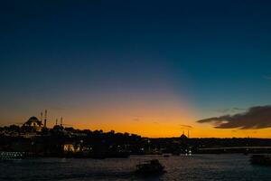 istanbul Foto. suleymaniye moské och gyllene horn på solnedgång från galata bro foto