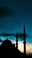 eminonu yeni cami eller ny moské på solnedgång. islamic begrepp vertikal Foto