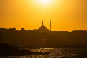 silhuett av fatih moské på solnedgång. istanbul bakgrund Foto