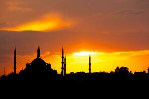 ramadan eller islamic begrepp Foto. silhuett av blå moské eller sultanahmet foto
