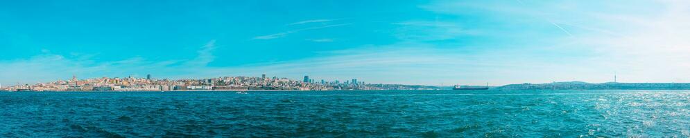 istanbul stadsbild. panorama- se av bosphorus och istanbul från sarayburnu foto