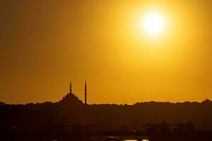 islamic bakgrund Foto med kopia Plats. fatih moské på solnedgång i istanbul