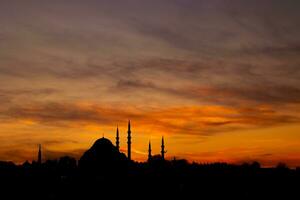 istanbul silhuett. suleymaniye moské på solnedgång med dramatisk moln. foto