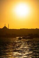 fatih moské och silhuett av istanbul på solnedgång vertikal bakgrund Foto