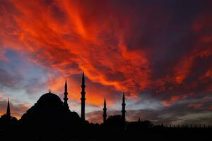 silhuett av suleymaniye moské och dramatisk moln på solnedgång. foto