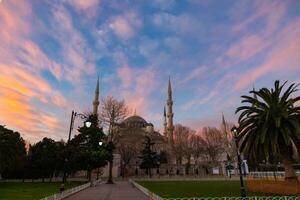 sultanahmet camii eller blå moské på soluppgång med dramatisk moln. foto