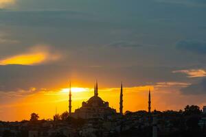 sultanahmet eller blå moské se på solnedgång från en färja. foto