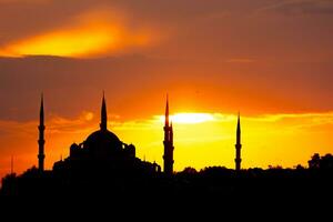 silhuett av en moskén. blå moské eller sultanahmet camii på solnedgång foto