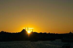 istanbul horisont på solnedgång. suleymaniye moské och solljus strålar. foto
