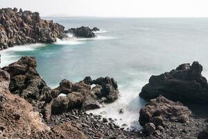 lanzarote kust under en molnig dag foto