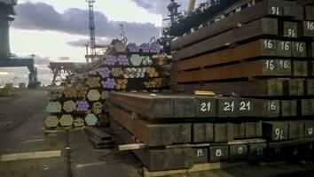 trä- sliprar och metall stavar på de webbplats i de hamn. industriell hamn foto