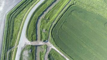 de topp se av de vete fält och de kanal av de bevattning systemet. skytte från en Drönare. foto