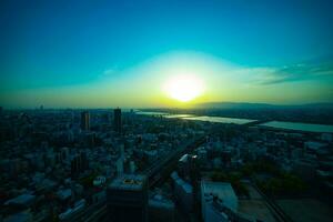 en solnedgång panorama- stadsbild nära jodo flod i osaka bred skott foto