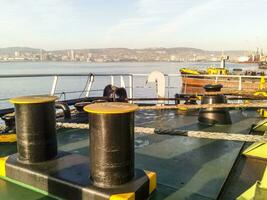 förtöjning pollare på de däck av ett industriell sjöstad. foto