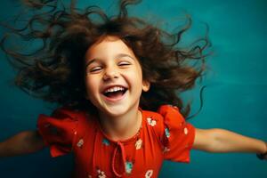 ai genererad porträtt av Lycklig liten flicka med lockigt hår på blå bakgrund. ai genererad. foto