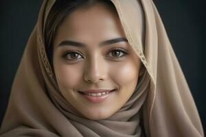 ai genererad skön muslim kvinna leende och skrattande bär en hijab och dekorerad sjal foto