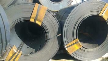 stål ark rullad upp in i rullar. exportera stål. förpackning av stål för transport foto