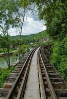 död järnväg i kanchanaburi thailand - byggd under värld krig ii foto