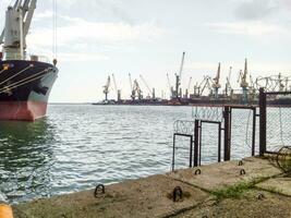 se av de hav och stad strand från de hamn kaj. industriell po foto