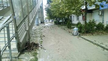 konsekvenser av de starkast skyfall i de stad av novorossiysk. upplopp av de element. lera insättningar på de gator. foto