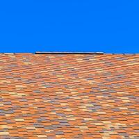 tak från flerfärgad bituminös bältros. mönstrad bitumen bältros. foto