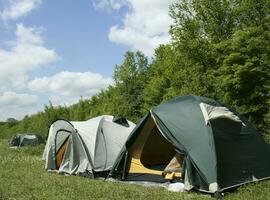 turist tält i skog på campingplats foto