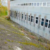 utlopp rör av en vatten pumpning station. rör av stor diameter foto