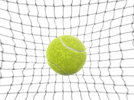 tennis boll i de netto på en vit bakgrund foto