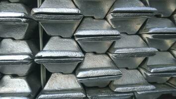 aluminium tackor. transport av aluminium för exportera foto