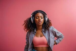 stark oberoende svart afrikansk amerikan kvinna lyssnande till höft hopp rap musik i hörlurar foto