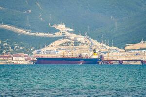 novorossiysk sjöstad, fartyg i de cemess bukt. foto