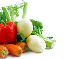 grönsaker på vitt foto