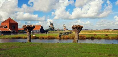 hus på de flod. resa i nederländerna foto