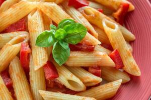 penne med tomat sås och färsk röd peppar foto