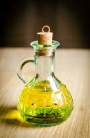 små flaska av oliv olja med kork propp foto
