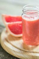 glas burk av grapefrukt smoothie foto