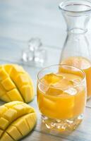 mango juice på de trä- tabell foto