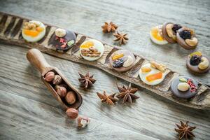 schweiziska chokladgodisar med nötter och torkad frukt foto