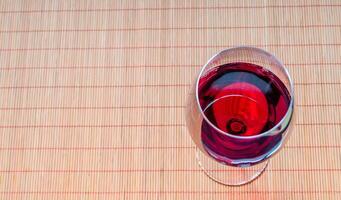 röd vin i en vin glas. de topp se foto