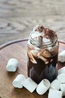 glas burk av varm choklad med marshmallows foto