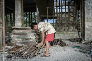 barn tvingade till arbete hård på konstruktion webbplats, barn arbetskraft begrepp, fattig barn offer av mänsklig trafficking bearbeta, fattigdom, barn missbruk. foto