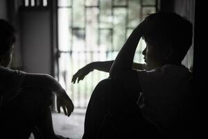 barn vem var fången i en rum med en stål bur. de begrepp av stoppa våld mot barn och mänsklig människohandel. foto