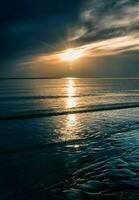 solnedgång till havs foto