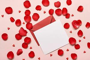 röd kuvert med romantisk kärlek brev mockup, reste sig kronblad och hjärtan på rosa bakgrund foto
