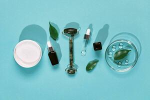 abstrakt kosmetisk laboratorium med kemisk glas och kosmetisk Produkter. naturlig hudvård bakgrund, trendig skuggor foto
